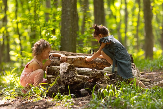 Enfants curieux participant à une chasse au trésor