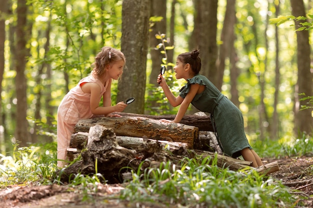 Photo gratuite enfants curieux participant à une chasse au trésor