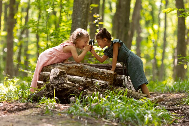 Enfants curieux participant à une chasse au trésor