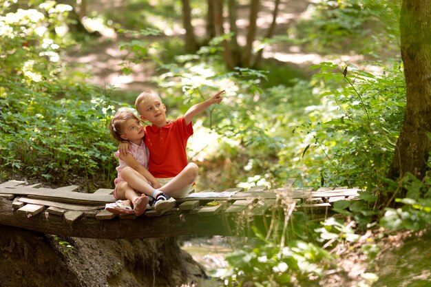 Enfants curieux participant à une chasse au trésor