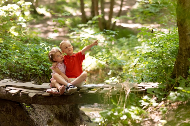 Enfants curieux participant à une chasse au trésor