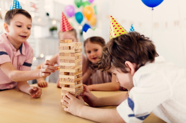 Photo gratuit enfants dans des bonnets colorés jouant le jeu