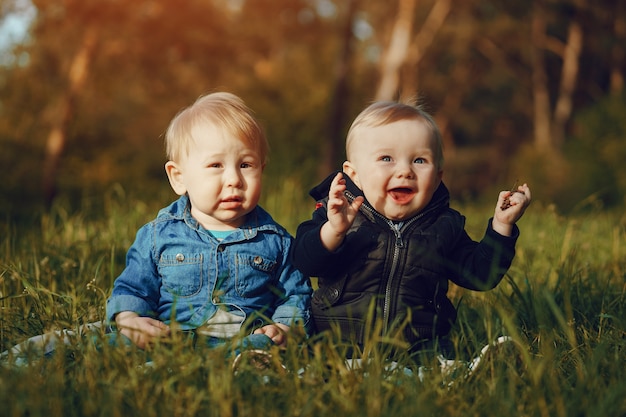 enfants dans l&#39;herbe