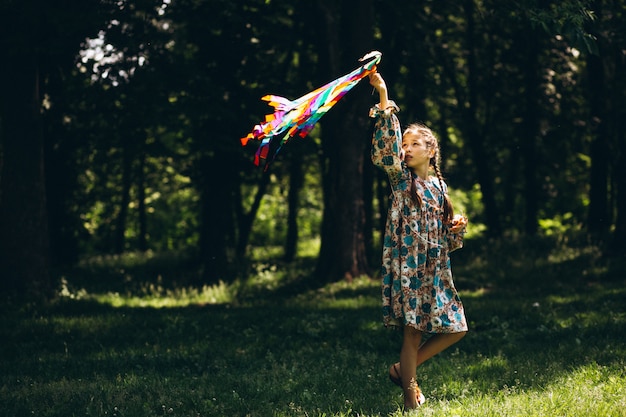 Enfants dans le parc avec cerf-volant