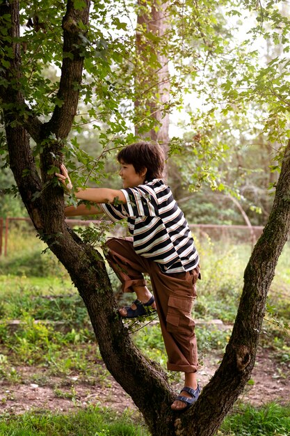 Enfants dans des retraites rurales s'amusant