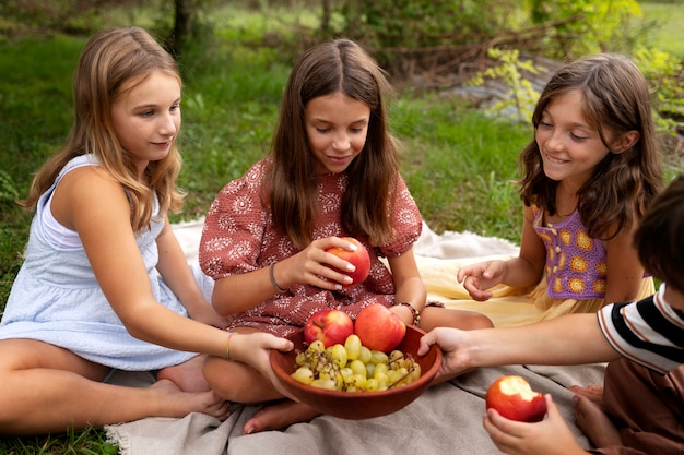 Photo gratuite enfants dans des retraites rurales s'amusant