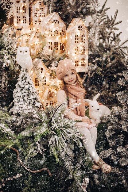 Enfants debout au niveau supérieur de la décoration de Noël