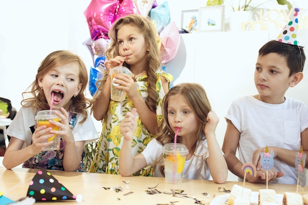 Les enfants et les décorations d'anniversaire.