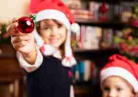 Photo gratuite les enfants décorent un arbre de noël