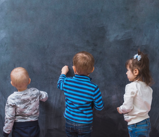 Enfants dessin sur tableau noir