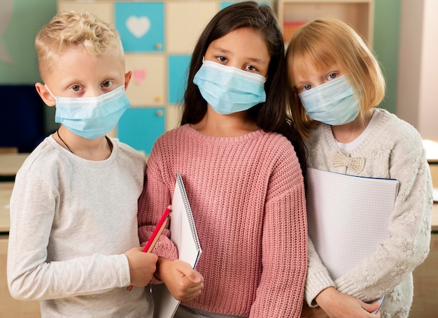 Enfants à l'école pendant le concept de covid