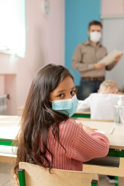 Enfants à l'école pendant le concept de covid