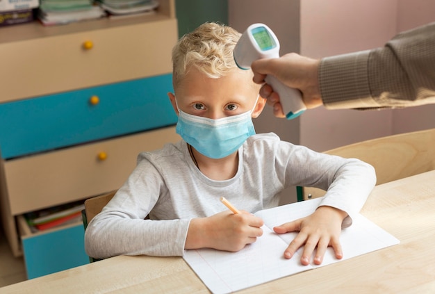 Photo gratuite enfants à l'école pendant le concept de covid