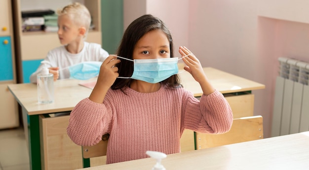 Enfants à l'école pendant le concept de covid