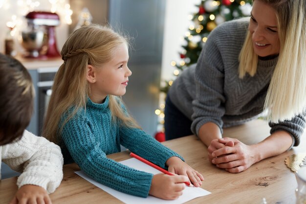 Les enfants écrivent leurs cadeaux au Père Noël