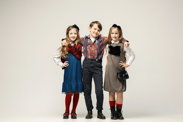 Enfants élégants mignons sur studio blanc