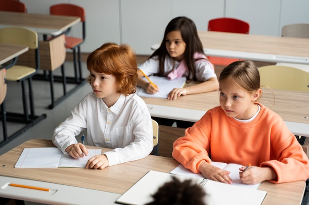 Enfants élèves à l'école