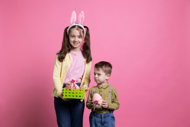 Des enfants enjoués montrent des œufs peints et décorent pour la fête de Pâques.