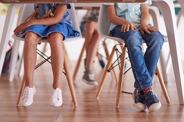 Les enfants étaient assis à un bureau à l & # 39; école