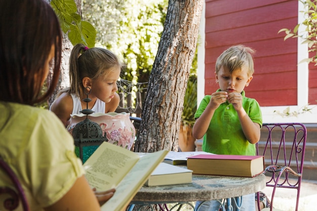 Les enfants étudient dans le jardin