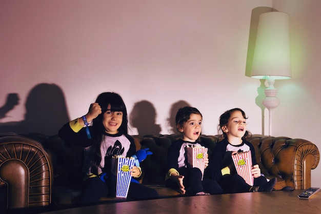 Enfants excités avec du pop-corn s&#39;amuser