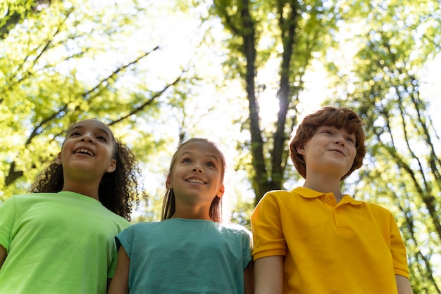 Photo gratuite enfants explorant ensemble la nature