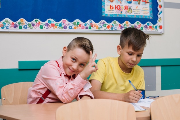 Photo gratuite enfants expressifs dans la salle de classe