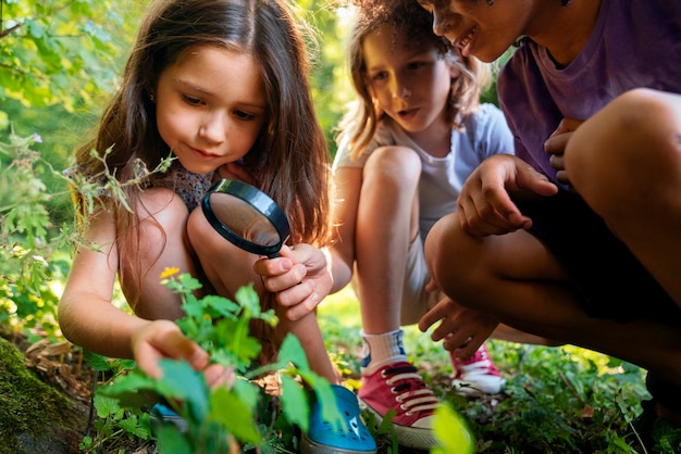 Enfants à faible angle avec loupe