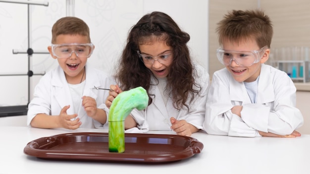 Photo gratuite enfants faisant une expérience chimique à l'école