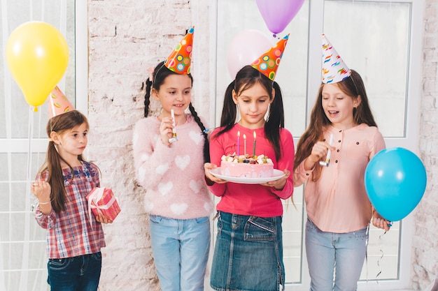 Photo gratuite enfants fêtant un anniversaire