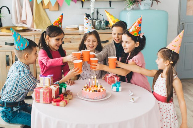 Enfants fêtant un anniversaire