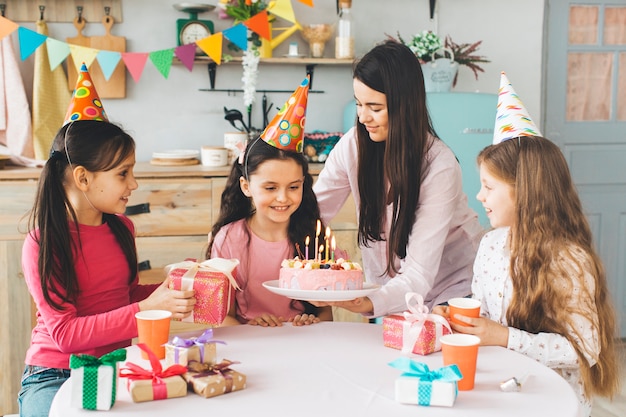 Enfants fêtant un anniversaire