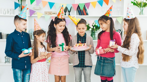 Enfants fêtant un anniversaire