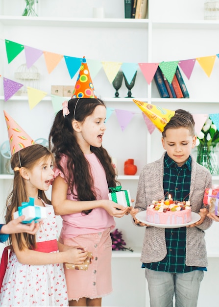 Enfants fêtant un anniversaire