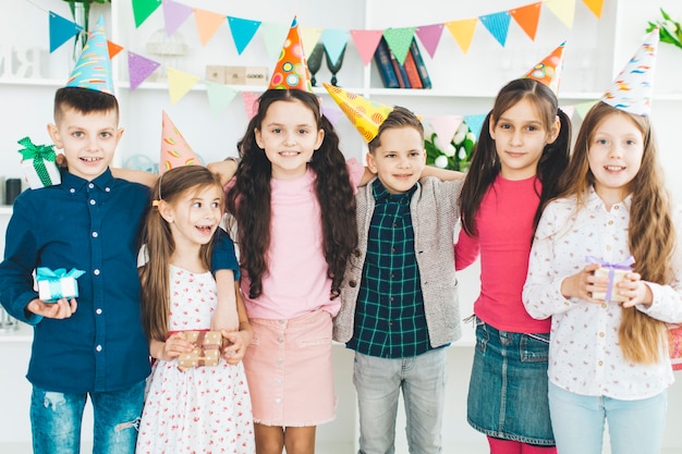 Photo gratuite enfants fêtant un anniversaire