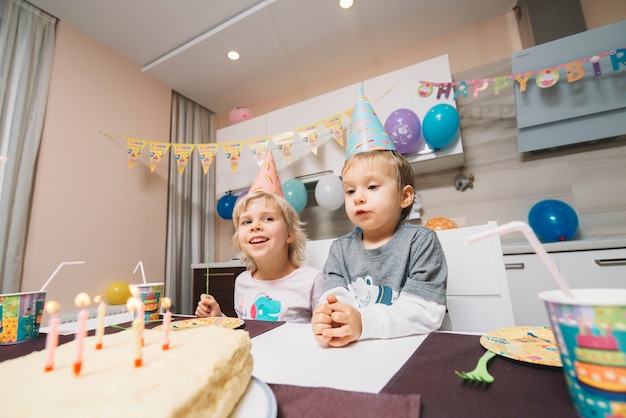 Enfants à la fête d&#39;anniversaire