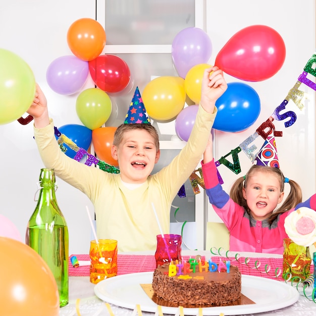 Enfants à la fête d'anniversaire