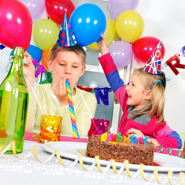 Enfants à la fête d'anniversaire