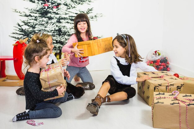 Des enfants heureux avec beaucoup de cadeaux