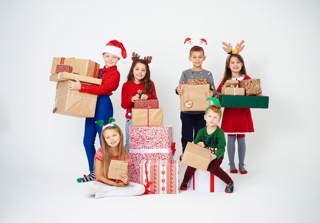 Des enfants heureux avec beaucoup de cadeaux