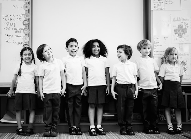 Photo gratuite enfants heureux dans une école primaire