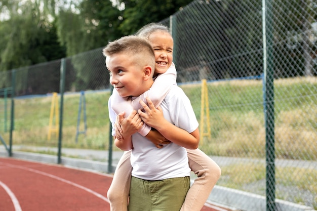 Photo gratuite enfants heureux jouant à l'extérieur