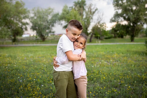 Enfants heureux jouant à l'extérieur