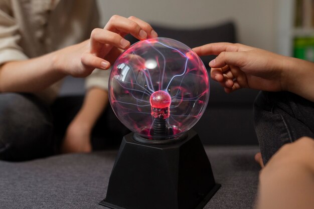 Enfants interagissant avec une boule de plasma