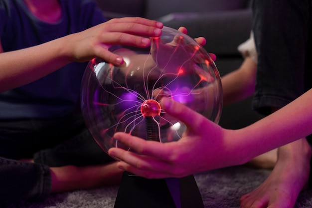 Enfants interagissant avec une boule de plasma