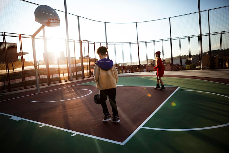 Photo gratuit enfants jouant au basket sur un terrain