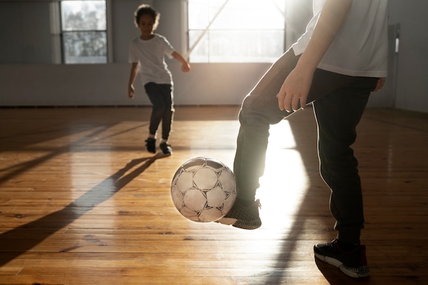 Enfants jouant au football ensemble