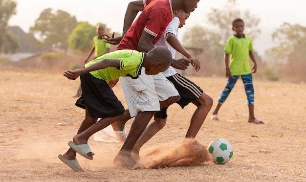 Photo gratuite enfants jouant au football