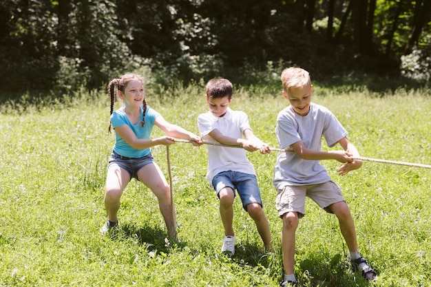 Enfants jouant au tir à la corde