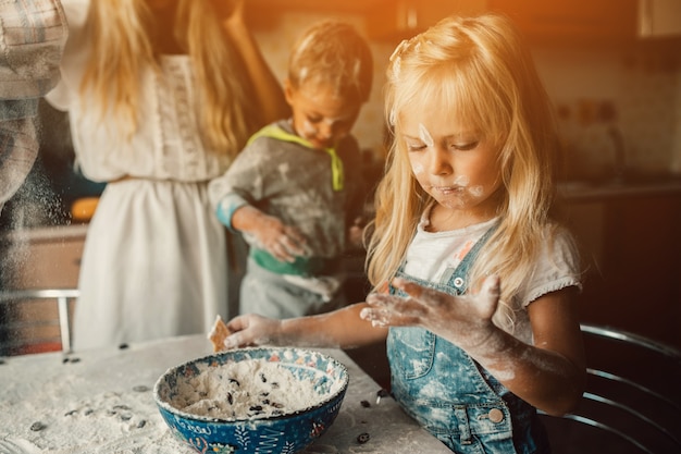 Photo gratuite enfants jouant avec un bol de farine